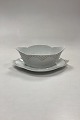 Royal Copenhagen Prinsesse, Guld Saucekande No. 563. Fast underfad. Afslag på underfadets spids, ...