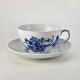 Stor morgenkop med underkop i porcelæn fra stellet Blå Blomst svejfetNr 10/1550 og ...