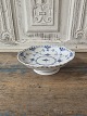 Royal Copenhagen Musselmalet helblonde skål på lav fod No. 1023, 1. sorteringHøjde 6 cm. ...