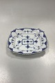 Royal Copenhagen Musselmalet Halvblonde Brødbakke No. 655. Synlig glasurfejl midt i fadet. ...