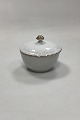 Royal Copenhagen Tradition Sukkerskål No. 657. Måler 9 cm x 7,5 cm / 3,54 in. x 2,95 in.