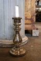 Antik , 1800 tals lysestage i fattigmandssølv med fin gammel patina.Højde: 27,5cm. Fod Dia.: ...