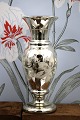 Antik , fransk 1800 tals vase i fattigmandssølv dekoreret med håndmalet blomster motiv. Højde ...