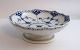 Royal Copenhagen. Musselmalet Halvblonde. Kagefad på lille fod. Model 511. Diameter 17,5 cm. (1 ...