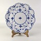 Rundt fad eller underfad frugtskål nr. 1061 i kongeligt porcelæn fra stellet Musselmalet ...