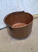 Kobberspand fra 1930erne.Den har brugsspor.Højde 26cm Diameter 40cmHøjde med hank 46cm