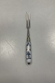 Royal Copenhagen Musselmalet Riflet Pålægsgaffel langt skaft.Måler 17,7cm / 6.97 inchI ...