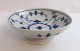 Royal Copenhagen. Musselmalet riflet. Kagefad på lille fod. Model 18. Diameter 17,5 cm. (3 ...