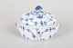 Royal Copenhagen Musselmalet Riflet, smørskål.Elegant smørskål i Royal Copenhagens klassiske ...