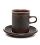 Arabia, Finland, Ruska Kaffekop med underkop. Højde 7,5 cm. Diameter 7 cm. Underkop 12,5 cm. ...