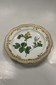 Royal Copenhagen Flora Danica Fad med gennembrudt rand No 20/3574. Måler 28 cm. 1. Sortering. ...