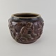 Kugleformet vase af keramik, glaseret i brunlige nuancer. Med motiv af mennesker og hunde.Nr ...