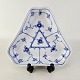 Trekatet fad af kongeligt porcelæn. Nr 1/2211Producent Royal CopenhagenMusselmalet er af ...
