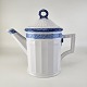Kande til kaffe i kongeligt porcelæn fra stellet Blå Vifte. Nr. 1219/11553Formgiver Arnold ...