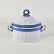 Sukkerskål med to hanke og tilhørende låg i kongeligt porcelæn fra stellet Blå Vifte. Nr. ...