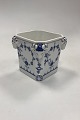 Royal Copenhagen Musselmalet Riflet Urtepotteskjuler med gedebukkehoveder No. 124. Underskål ...