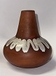 Vase fra OSA keramik. fremstillet omkring 1960z Hvid glasurdekoration på skuldren. Fremstår i ...