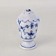 Peberbøsse i kongeligt porcelæn fra stellet Musselmalet riflet. Nr. 1/467Formgiver Arnold ...