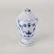 Peberbøsse i kongeligt porcelæn fra stellet Musselmalet riflet. Nr. 1/480Formgiver Arnold ...