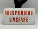 Advarselsskilt i hvid emalje "HØJSPÆNDING LIVSFARE"H.: 10cm, L.: 19,5cm