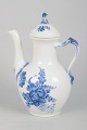 Royal Copenhagen Blå Blomst Svejfet, kaffekande.Kaffekande i håndmalet porcelæn fra serien ...