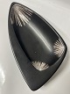Bornholmsk keramik, Søholm Fad.Dek. Nr. 2023.Længde 24 cm.