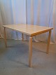 Alvar Alto bord i fineret elmetræ, fra 2000erne.Det har brugsspor.Højde 71cm Bredde 75cm ...