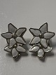 Clipsøreringe med emalje blomster i sterling sølv. Måler 2,3x2,2 cm