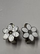 Clipsøreringe med emalje blomster i sølv. Måler 1,5x1,4 cm
