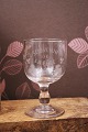 Gammelt fransk souvenir vin glas med graveret skrift og dekorationer "Souvenir De La Feté" H: ...