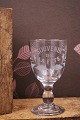 Gammelt fransk souvenir vin glas med graveret skrift og dekorationer "Souvenir De La Feté" H: ...