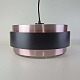 Loftslampe i lyserød og sortlakeret aluminium med underside af nubret glas og topplade i hvidt ...