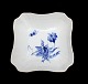 Royal Copenhagen, Blå Blomst Svejfet, Firkantet kartoffelskål. Nr. 10/1522. Mål 21 x 21 cm. ...
