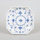 Royal Copenhagen, Musselmalet Riflet fad.Otte-kantet porcelænsfad fra Royal Copenhagen i det ...