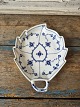 Royal Copenhagen Musselmalet riflet bladformet asiet No. 144, 1. sorteringMål 18 x 22,5 ...