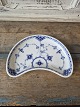 Royal Copenhagen Musselmalet halvblonde måneformet asiet No. 560, 1. sorteringMål 13,5 x 21 ...