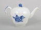 Royal Copenhagen, Blå Blomst Flettet stor tekande.Elegant, stor tekande i håndmalet porcelæn ...