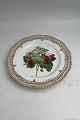 Royal Copenhagen Flora Danica Frugttallerken No 429/3554. Måler 22,7 cm. 1. Sortering. Med ...