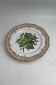 Royal Copenhagen Flora Danica Frugttallerken No 429/3554. Måler 22,7 cm. 1. Sortering. Med ...