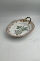Royal Copenhagen Flora Danica Bladformet Assiet No 3541. Måler 24,5cmLatinsk blomster navn: ...