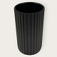 Nyere lyngbyvase i sortmalet porcelæn, højde 15cm, diameter 8cm *Pæn stand*
