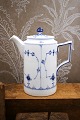 Sjælden kaffekande i Musselmalet Riflet fra Royal Copenhagen.Dekorationsnummer: 1/372. 1.sort. ...