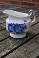 Blå Blomst kantet Royal Copenhagen porcelæn. Kongelig porcelæn.Flødekande nr. 8564 i 1.sort. ...
