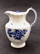 Royal Copenhagen blå bloms kantet kande H. 24 cm. emne nr. 650841