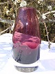 Finsk glasvase 
i en smuk 
violet farve, 
højde 16 cm. 
Signeret 1365 
Riihiäën Lasi 
Finland. Fra 
...