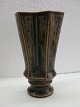 En Bing og 
Grøndahl 
geometric vase 
af Lisa Enquist 
(1914-1989) nr 
5819. Ansat hos 
Saxbo fra ...