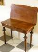 Chr.VIII 
spillebord af 
mahogny og 
nøddetræ. Højde 
72 cm. Bredde 
89cm. Dybde 42 
cm.  udslået 82 
...