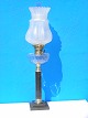 Petroleums 
bordlampe fod 
og stamme af 
sort marmor, 
med slebet 
glasbeholder og 
fin gammel 
kuppel. ...