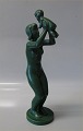 860 Livet (Mor 
der løfter 
barn) Niels 
Tvede 31 cm 
Jadegrøn glasur 
Keramik fra P. 
Ipsens Enke ...