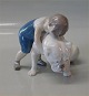 Bing & Grøndahl 
hund B&G 1790 
Dreng med 
Engelsk bulldog 
- gode venner 
10 x 13 cm I 
fin og hel 
stand.